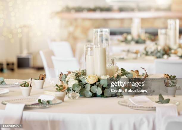 hochzeitsempfang, tischdekoration und feierveranstaltung mit blumenarrangement, dekor und catering für einen romantischen rahmen. party, luxusrestaurant oder schicker ort mit besteck und geschirr - hochzeit stock-fotos und bilder