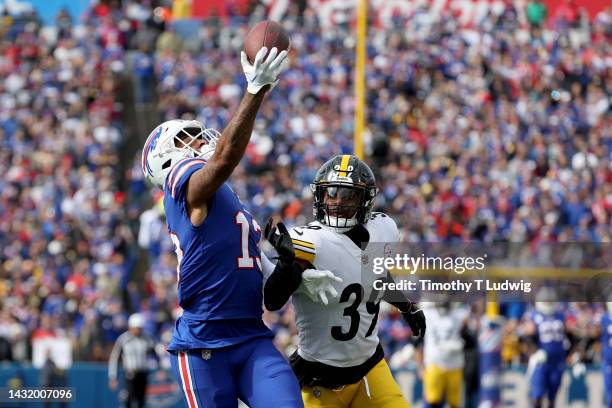 Gabe Davis of the Buffalo Bills makes a one-handed catch for a touchdown against Minkah Fitzpatrick of the Pittsburgh Steelers for a touchdown during...