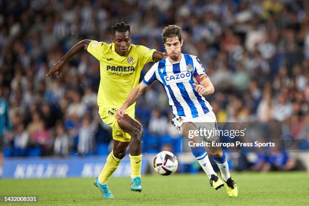 Aritz Elustondo of Real Sociedad competes for the ball with Nicolas Jackson of Villarreal CF during the La Liga Santander football match between Real...