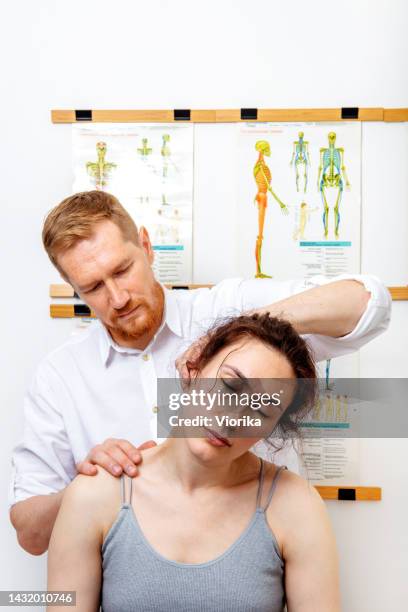 osteopathin heilt eine junge frau - chiropractic stock-fotos und bilder