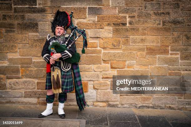 edinburgh dudelsackspieler oder sackpfeifer, der seinen dudelsack mit traditioneller schottischer kleidung spielt - typisch schottisch stock-fotos und bilder