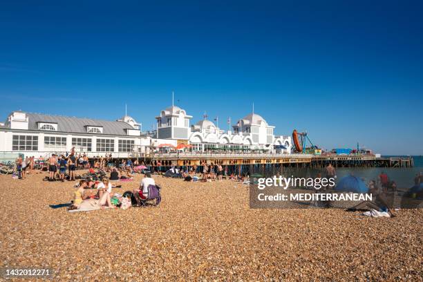 portsmouth south parade pier y playa en el reino unido inglaterra, gran bretaña - palace pier fotografías e imágenes de stock