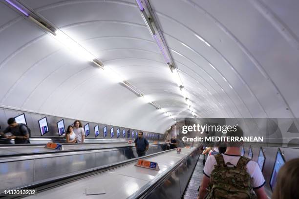 londoner u-bahn-station rolltreppe the tube in großbritannien england. - busy tube stock-fotos und bilder