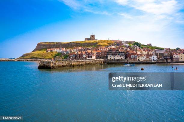 whitby skyline e fiume esk uk in scarborough borough concil of england - borough district type foto e immagini stock