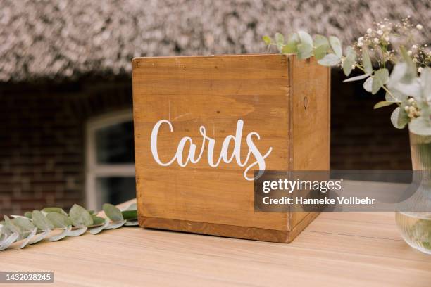 cards box on wedding - build presents suits stockfoto's en -beelden