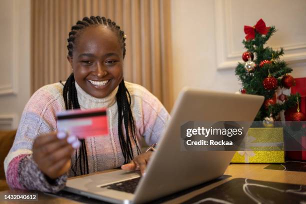 mujer feliz celebrando la navidad - chubby credit fotografías e imágenes de stock