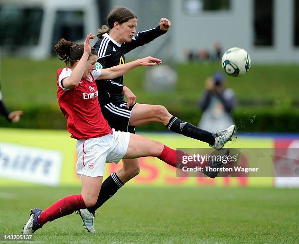 Kerstin Garefrekes of Frankfurt battles for the ball with Niahm Fahey of Arsenal during the UEFA Women's Champions League Semi Final match between...