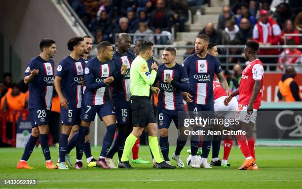 Players of PSG protests against referee Pierre Gaillouste during the Ligue 1 match between Stade de Reims and Paris Saint-Germain at Stade Auguste...