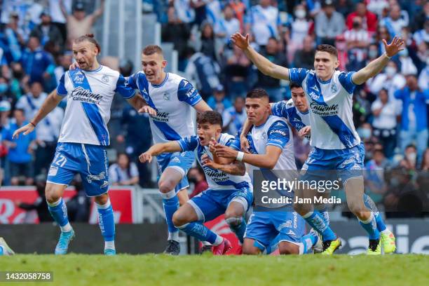 Israel Reyes of Puebla celebrates with teammates winning in the penalty shoot out after the playoff match between Puebla and Chivas as part of the...