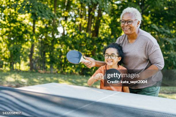 mind-boosting-aktivitäten für senioren und enkelkinder - tischtennis spielerin stock-fotos und bilder