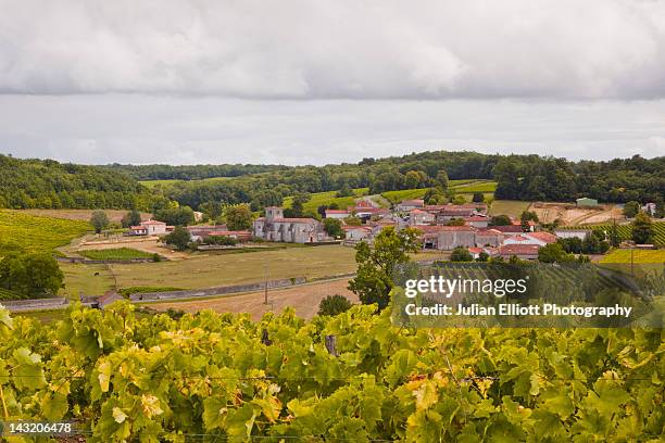 the village of saint preuil in cognac. - charente 個照片及圖片檔