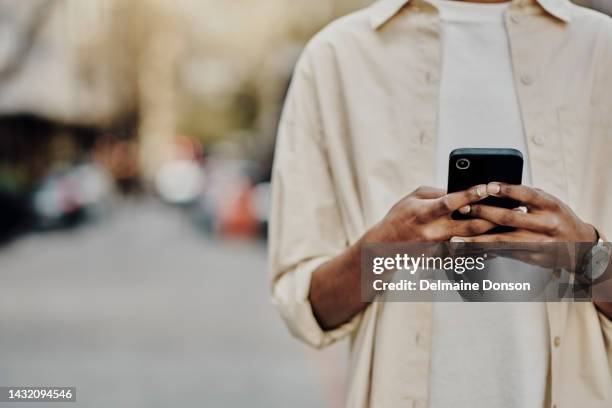 hände, schwarzer mann und smartphone, um social-media-apps zu nutzen, online zu surfen und das internet an einem lockeren tag draußen zu nutzen. männlich, kerl und stilvoller spaß im freien mit handy zum sms, chatten oder posten. - male teen tablet stock-fotos und bilder