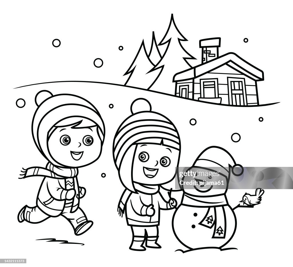 Blanco y negro, niños felices construyendo muñeco de nieve en invierno