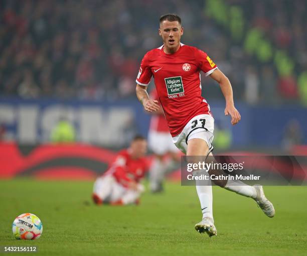 Erik Durm of 1. FC Kaiserslautern runs with the ball during the Second Bundesliga match between Hamburger SV and 1. FC Kaiserslautern at...