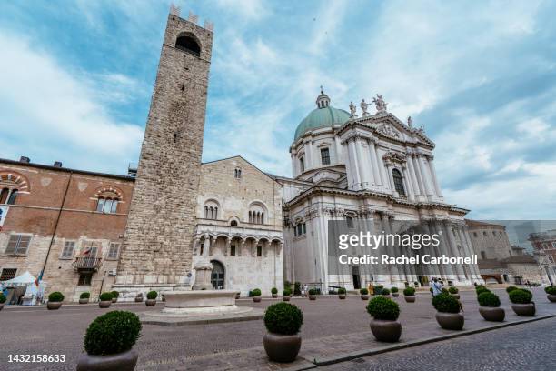tourist taking photos of new cathedral of santa maria assunta and tower of pégol in "piazza paolo vi" square. - 布雷西亞 個照片及圖片檔