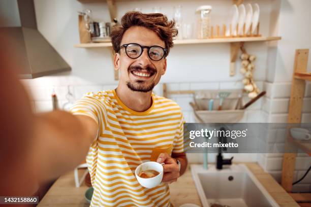 ¡hora del selfie! - autofoto fotografías e imágenes de stock