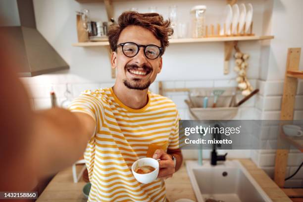 tempo di selfie! - cup portraits foto e immagini stock