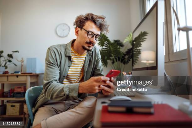 hot desking da casa - solo un uomo giovane foto e immagini stock