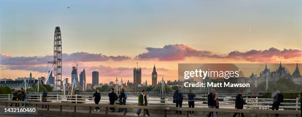 the london millennium wheel, big ben and the houses of parliament london england uk - ben mawson stockfoto's en -beelden