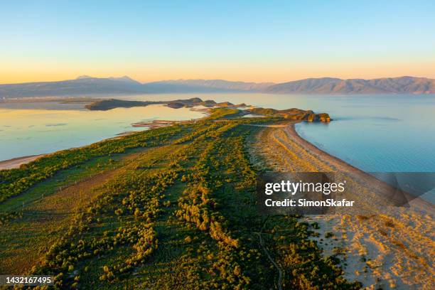 vista idílica del mar y el bosque contra el cielo despejado durante la puesta de sol - albania fotografías e imágenes de stock