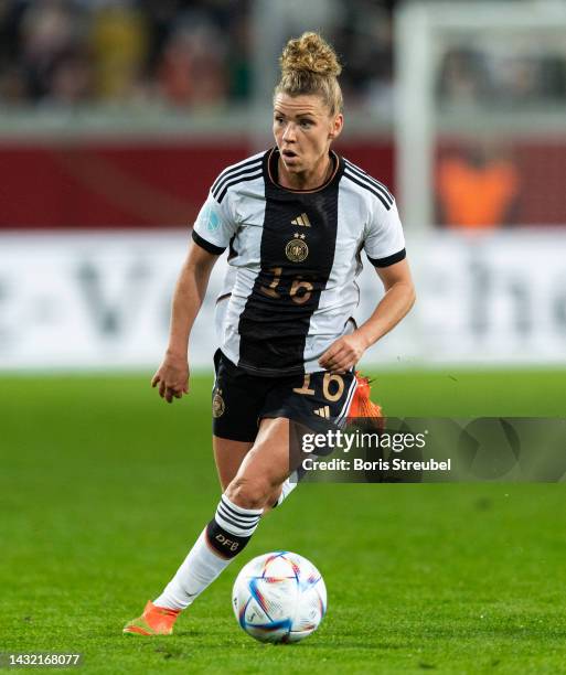 Linda Dallmann of Germany runs with the ball during the international friendly match between Germany Women's and France Women's at...