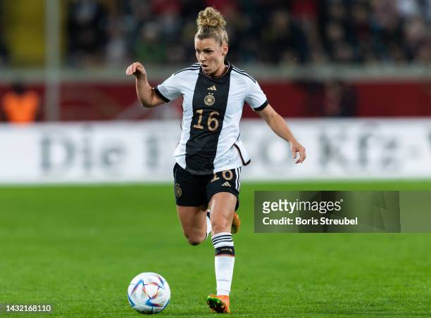 Linda Dallmann of Germany runs with the ball during the international friendly match between Germany Women's and France Women's at...