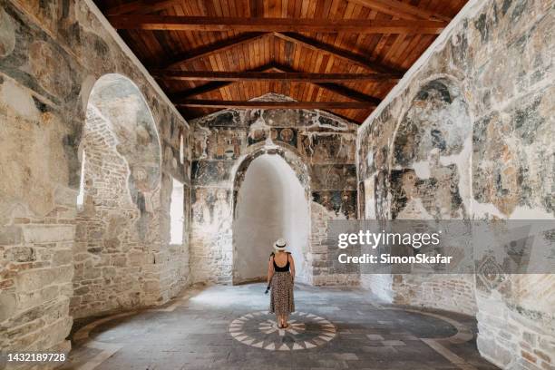 tourist, der das alte kloster ardenica während der sommerferien erkundet - albania stock-fotos und bilder