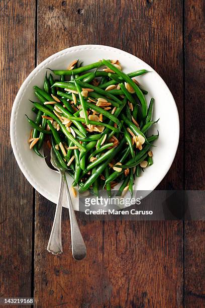 green bean and almond dish on wood surface - green bean stockfoto's en -beelden