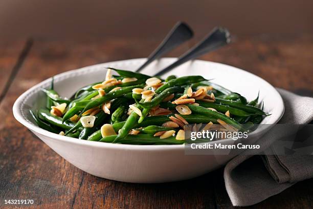 green bean dish with cloth napkin on wood surface - haricot vert photos et images de collection