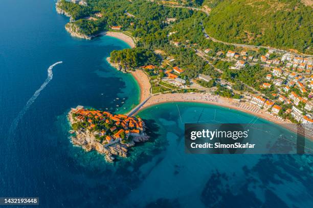 malerische aussicht auf das luxuriöse resort mit blauem meer. sveti stefan montenegro. - montenegro stock-fotos und bilder