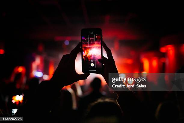 rock band performing on stage at night club - concierto de música pop rock fotografías e imágenes de stock