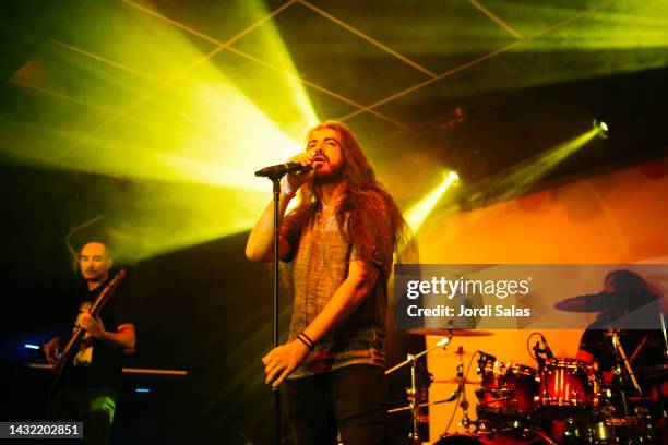 rock band performing on stage at night club - europe live in concert stock pictures, royalty-free photos & images