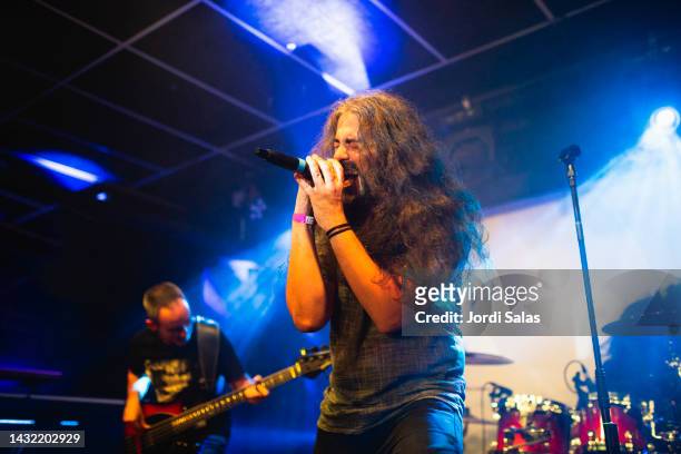 rock band performing on stage at night club - heavy metal - fotografias e filmes do acervo
