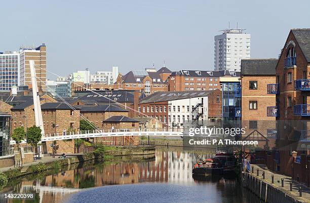 leeds liverpool canal, brewery wharf, leeds, yorkshire, england - leeds dock stock pictures, royalty-free photos & images