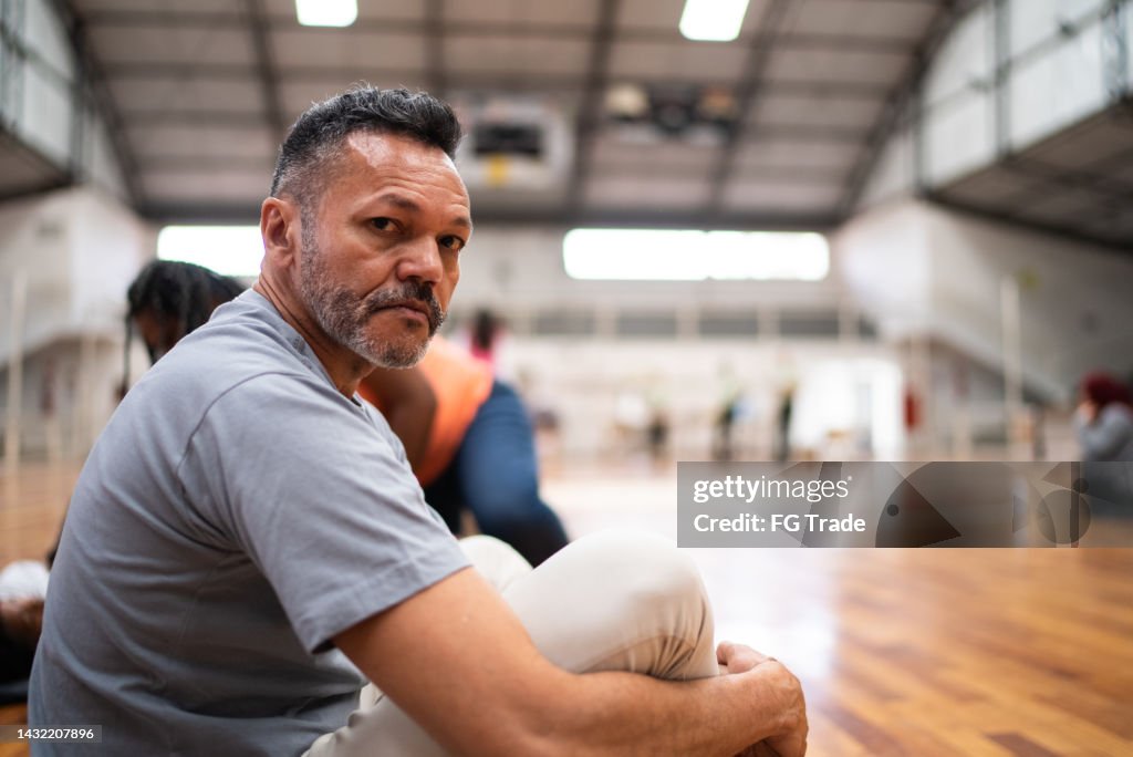 Ritratto di un uomo rifugiato in un rifugio