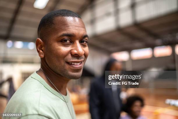 retrato de un voluntario en un centro comunitario - african male portrait fotografías e imágenes de stock