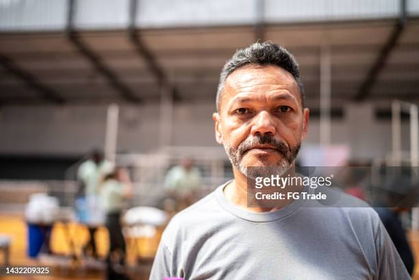 porträt eines reifen mannes in einem gemeindezentrum - homelessness stock-fotos und bilder