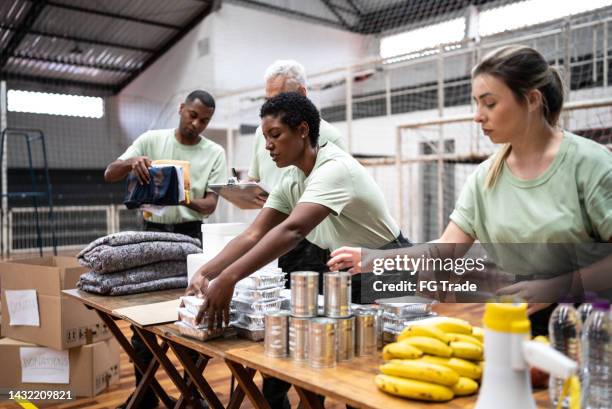 soldiers organizing donations at a gymnasium - organisation environnement stockfoto's en -beelden