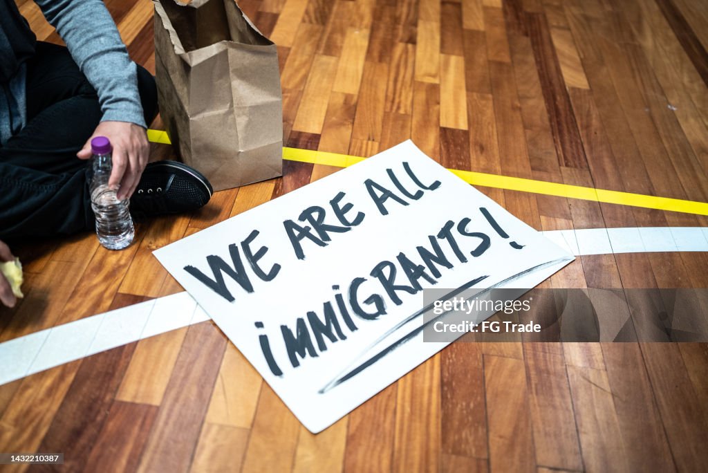 Panneau Sur Le Sol crit Nous Sommes Tous Des Immigrants Photo Getty panneau-sur-le-sol-crit-nous-sommes-tous-des-immigrants-photo-getty