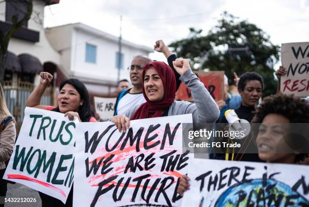 gente che protesta per strada - diritti civili foto e immagini stock