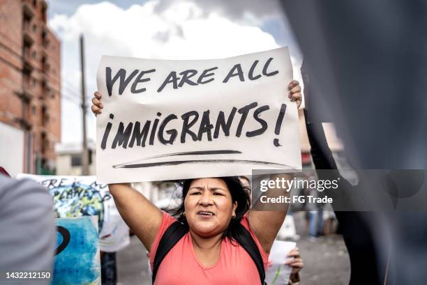 une réfugiée mûre manifeste dans la rue - immigrant photos et images de collection