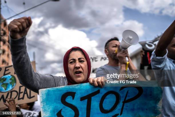 menschen, die auf der straße protestieren - palestine stock-fotos und bilder