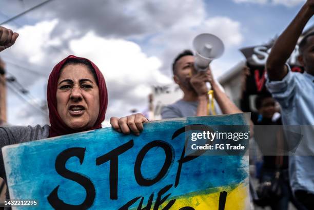 les gens manifestent dans la rue - réfugiés et personnes déplacées photos et images de collection