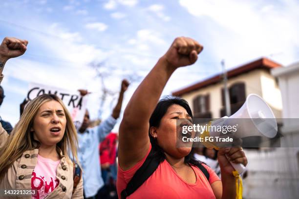 group of people protesting in the streets - activists protests outside of trump tower in chicago stockfoto's en -beelden