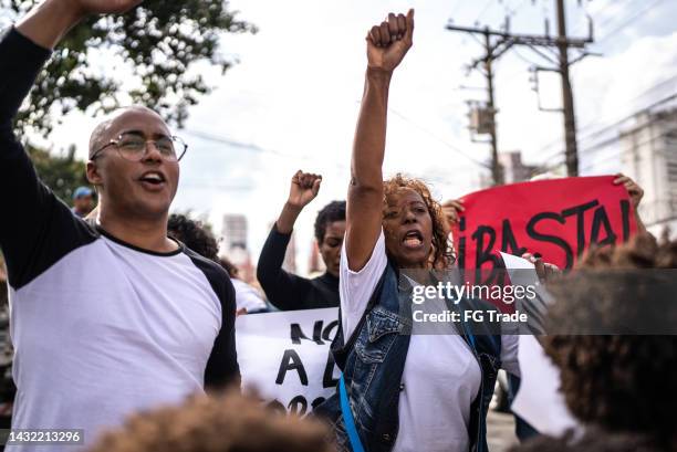 grupo de pessoas protestando nas ruas - social movement - fotografias e filmes do acervo