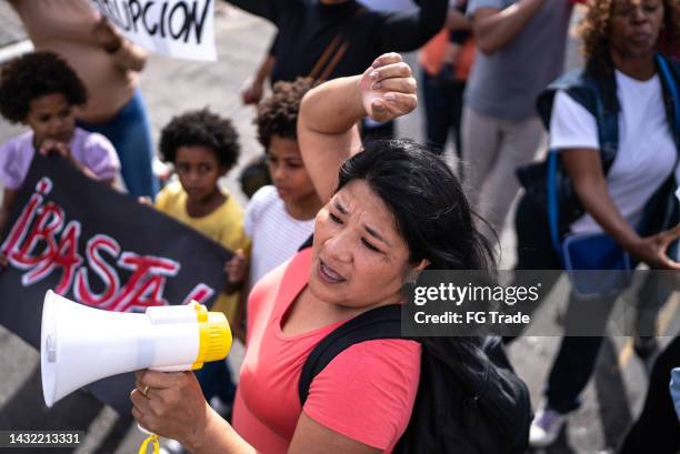 grupo de personas protestando en las calles - movimiento social fotografías e imágenes de stock