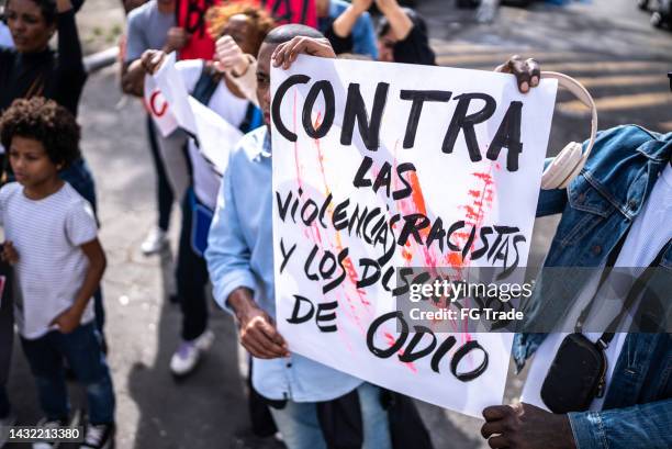 people doing a human rights protest (in spanish) - defend your rights stock pictures, royalty-free photos & images