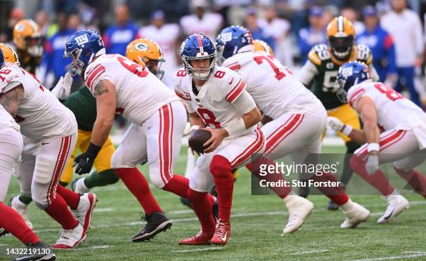 Daniel Jones of the New York Giants turns to hand off the ball during the NFL match between New York Giants and Green Bay Packers at Tottenham...