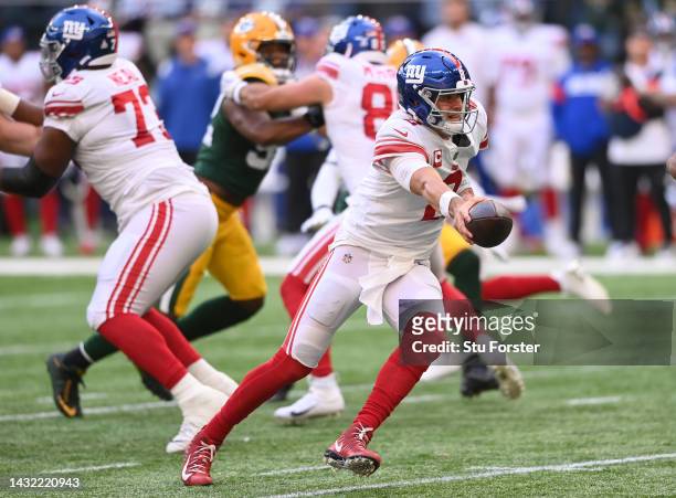 Daniel Jones of the New York Giants turns to hand off the ball during the NFL match between New York Giants and Green Bay Packers at Tottenham...