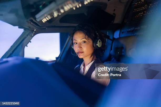 portrait of a female trainee pilot sitting inside a flight simulator - aviatrice stock pictures, royalty-free photos & images